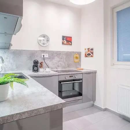 Sukromny Staromestsky V Uzasnej Lokalite/cozy Old-town In A Great Neighborhood 公寓 *